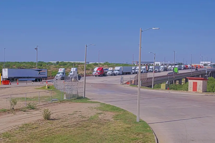 Fila de comerciales en el puente Comercio Mundial | Foto: cámaras