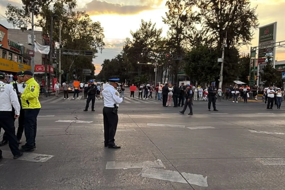 Protestan por cierre de la Academia Militarizada Ollín en la Cuauhtémoc. Foto: Ramón Ramírez
