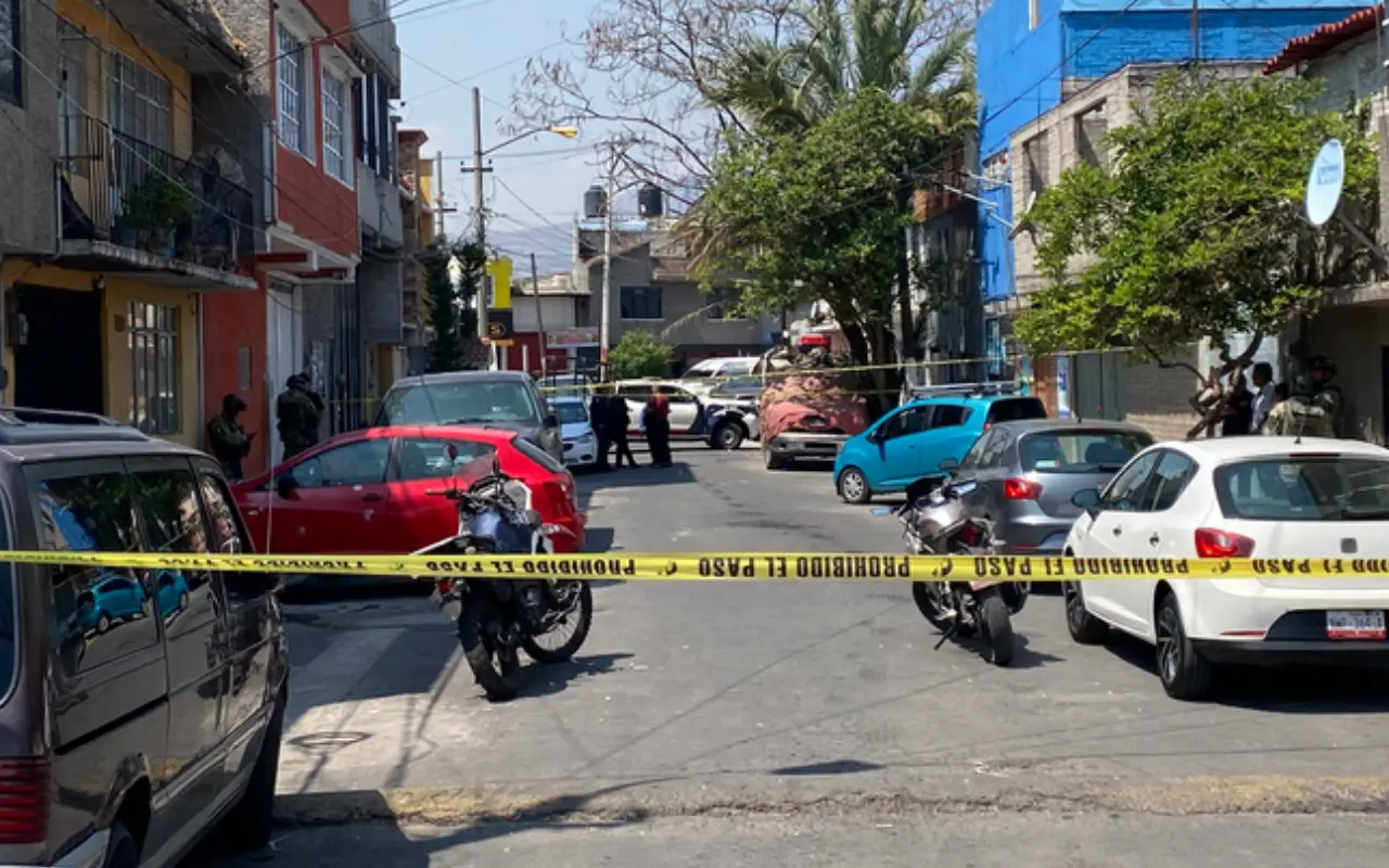 Autoridades acordonaron la zona tras el ataque contra el líder transportista en Nezahualcóyotl. Foto: X/ @LisetGlezG (Canva)