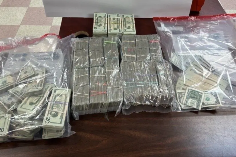 Los dólares inspeccionados por los oficiales de los Estados Unidos | Foto: FB