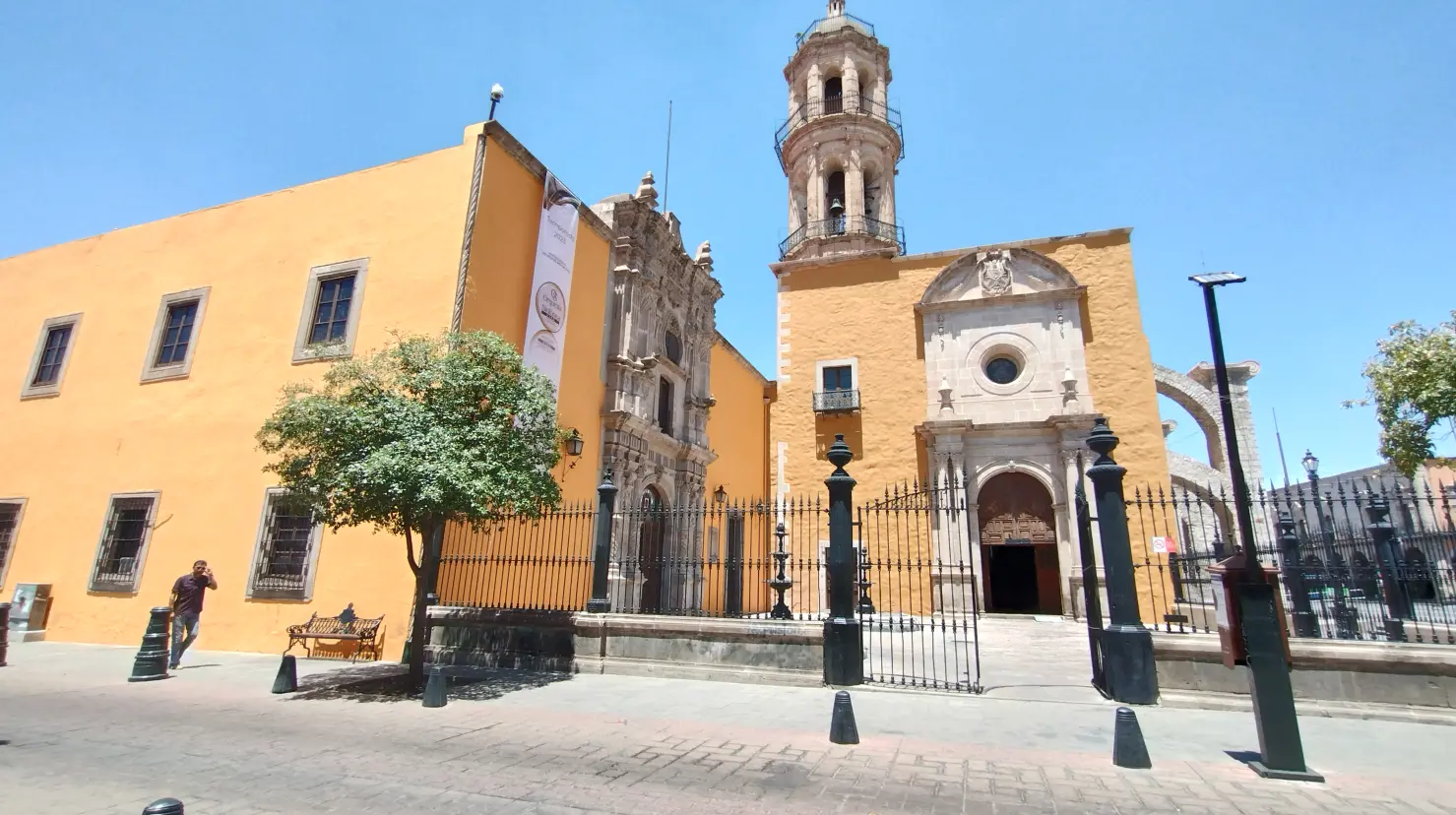 Edificio Central de la UJED y Templo Sanjuanita de Los Lagos| Foto: Lorena Ríos