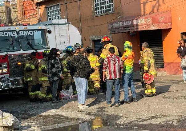 Incendio despierta a vecinos en Ecatepec; familia es rescatada