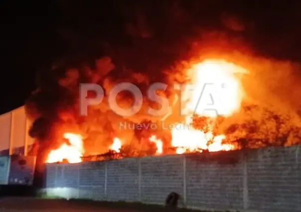 VIDEO | Incendio en empresa de Salinas Victoria moviliza a Protección Civil