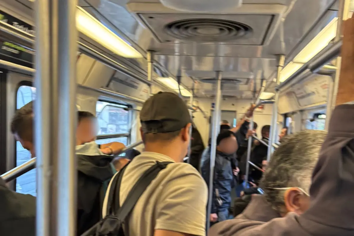 Personas dentro de un vagón del Metro de CDMX. Foto: X (@emcjimo)