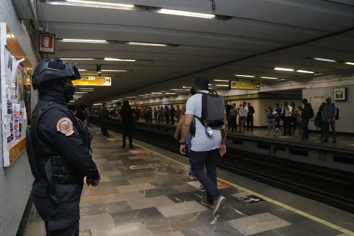 Personas esperando en la estación del Metro junto con policías de la SSC. Foto: X (@SSC_CDMX)