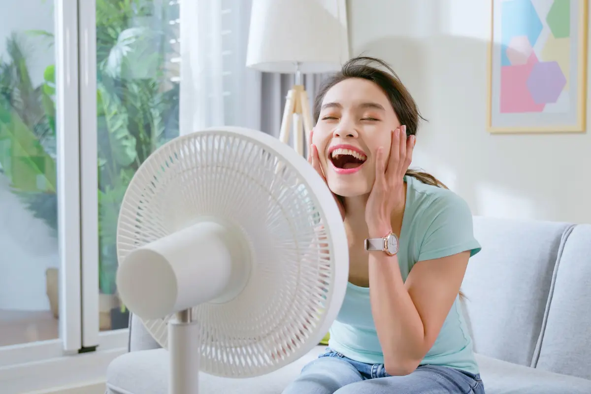 Los ventiladores de pedestal son los mejores , según la Profeco porque distribuyen mejor el aire. Foto: Canva