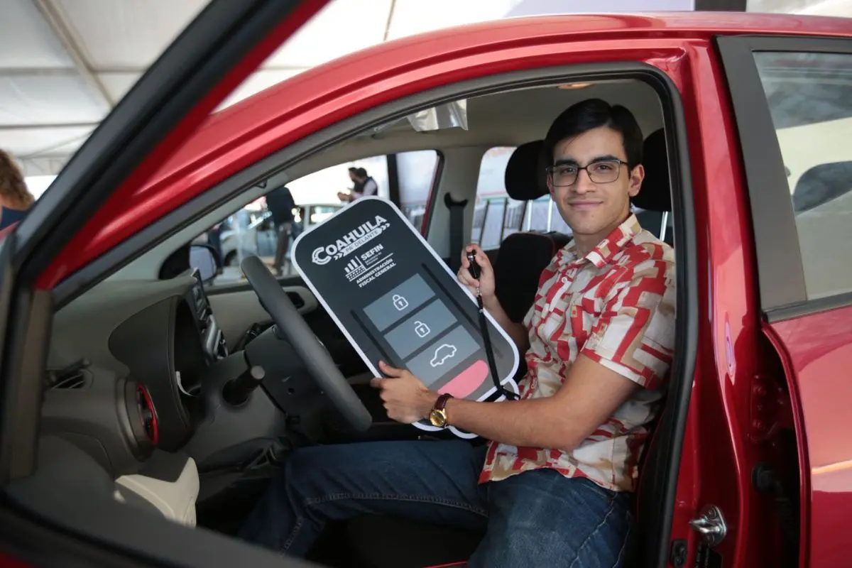Entregan a contribuyente premio por cumplir con el pago de placas vehiculares en Coahuila / Foto: Gobierno de Coahuila