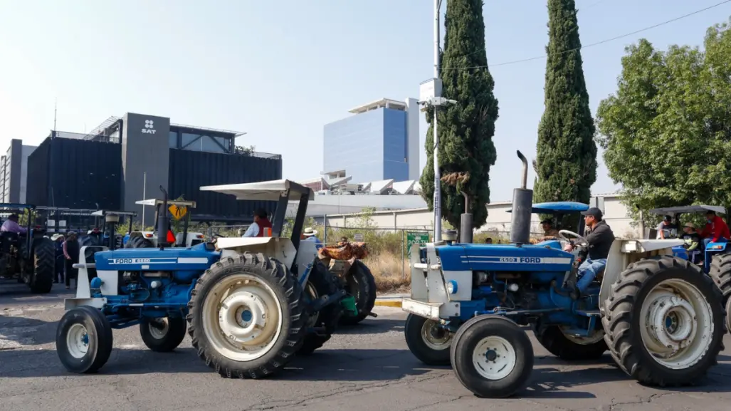 Campesinos bloquean oficina del SAT para recuperar 220 millones de impuestos en Puebla