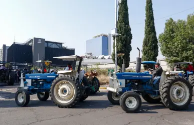 Campesinos bloquean oficina del SAT para recuperar 220 millones de impuestos en Puebla