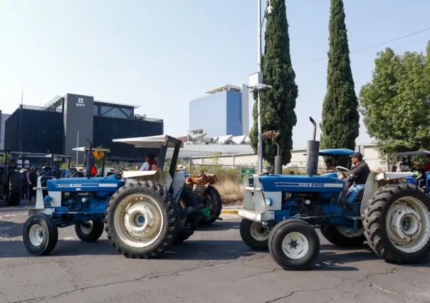 Campesinos bloquean oficina del SAT para recuperar 220 millones de impuestos en Puebla