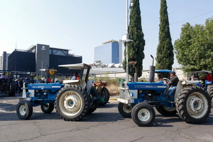 Campesinos bloquean oficina del SAT para recuperar 220 millones de impuestos en Puebla