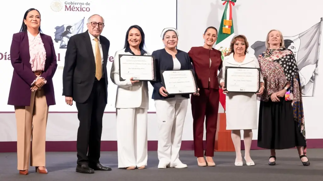 Reconocen a investigadora de la UANL con Mérito a la Enfermería en Palacio Nacional