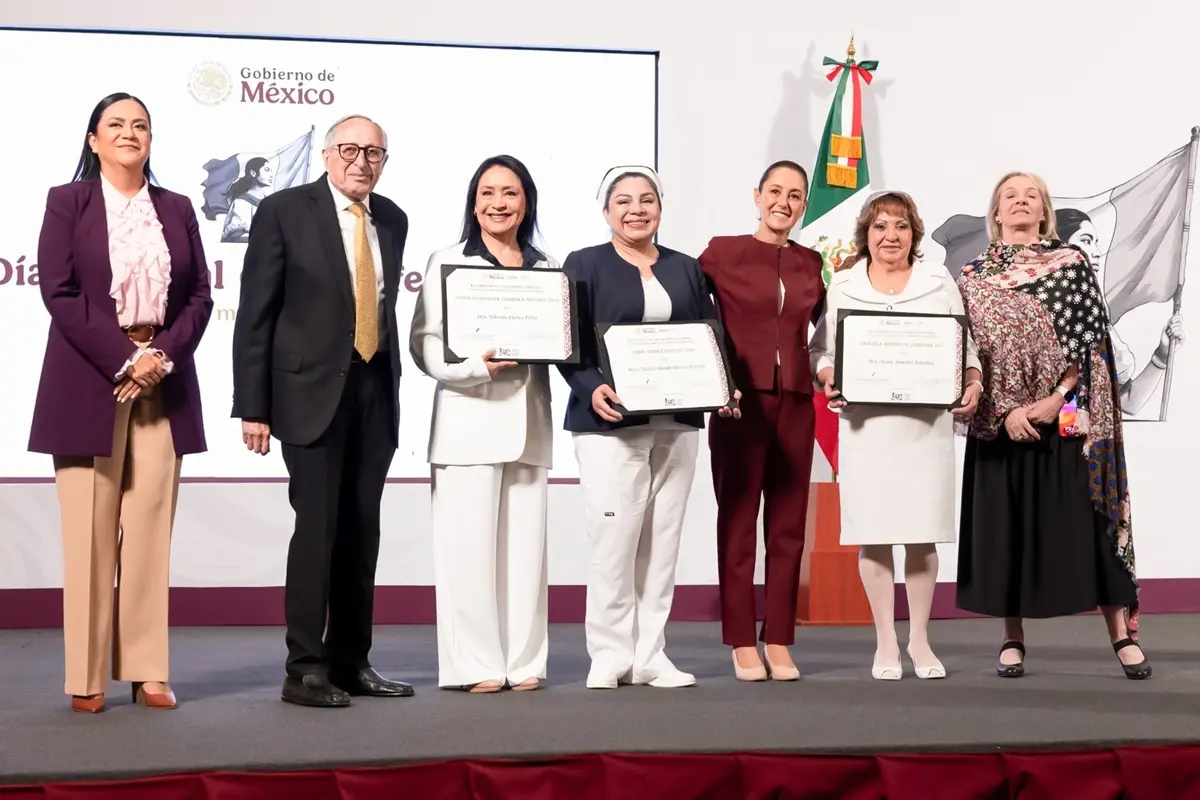 En el marco del Día Internacional de la Enfermería, el Gobierno de México otorgó el Reconocimiento al Mérito en Enfermería 2025 “María Guadalupe Cerisola Salcido”. Foto: Gobierno de México