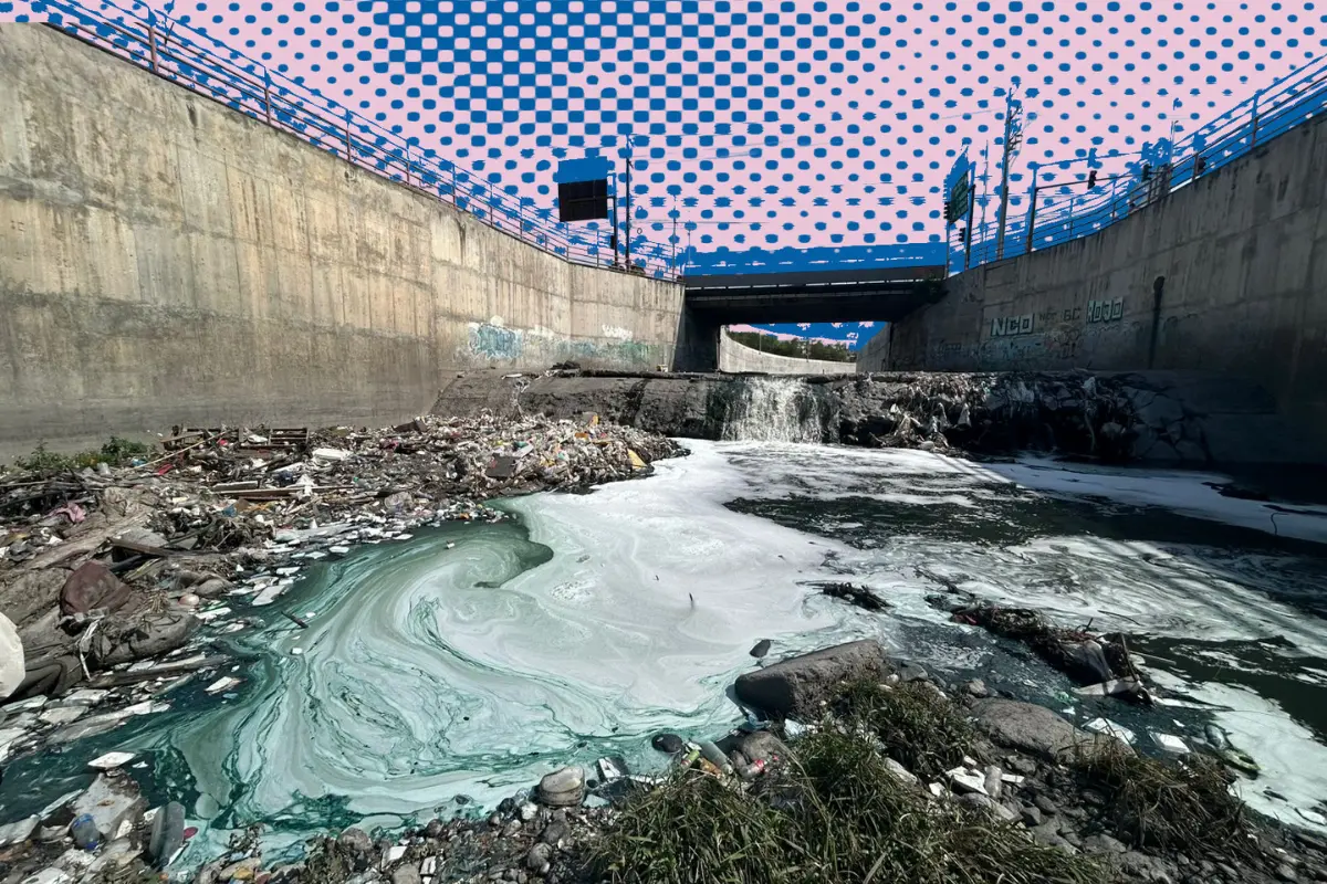 Integrantes de Parques y Vida Silvestre de Nuevo León acudieron para recabar pruebas del agua del arroyo y determinar si el material es dañino/Foto: POSTA