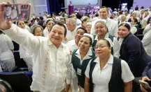 Gobierno de Yucatán rinde homenaje a enfermeras y enfermeros en su día