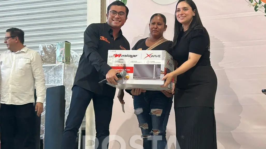 Félix Arratia celebra a madres de Juárez con mariachi y sorpresas