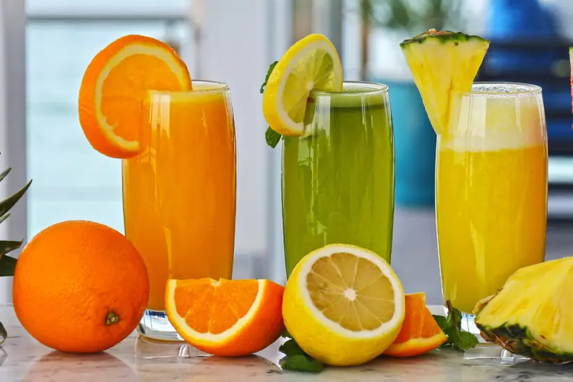 Este verano, disfruta de momentos inolvidables junto a amigos con los mejores y más refrescantes zumos naturales de la temporada. Foto: Canva