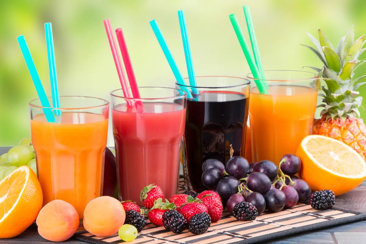 La ola de calor reciente es una temporada perfecta para relajarse al sol y disfrutar de nutritivos y deliciosos jugos naturales. Foto: Canva