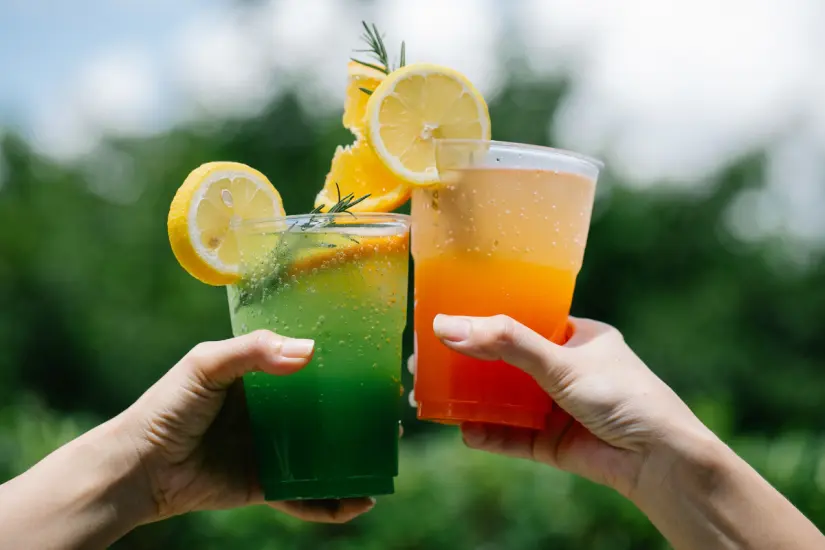 Este verano, disfruta de momentos inolvidables junto a amigos con los mejores y más refrescantes zumos naturales de la temporada. Foto: Canva