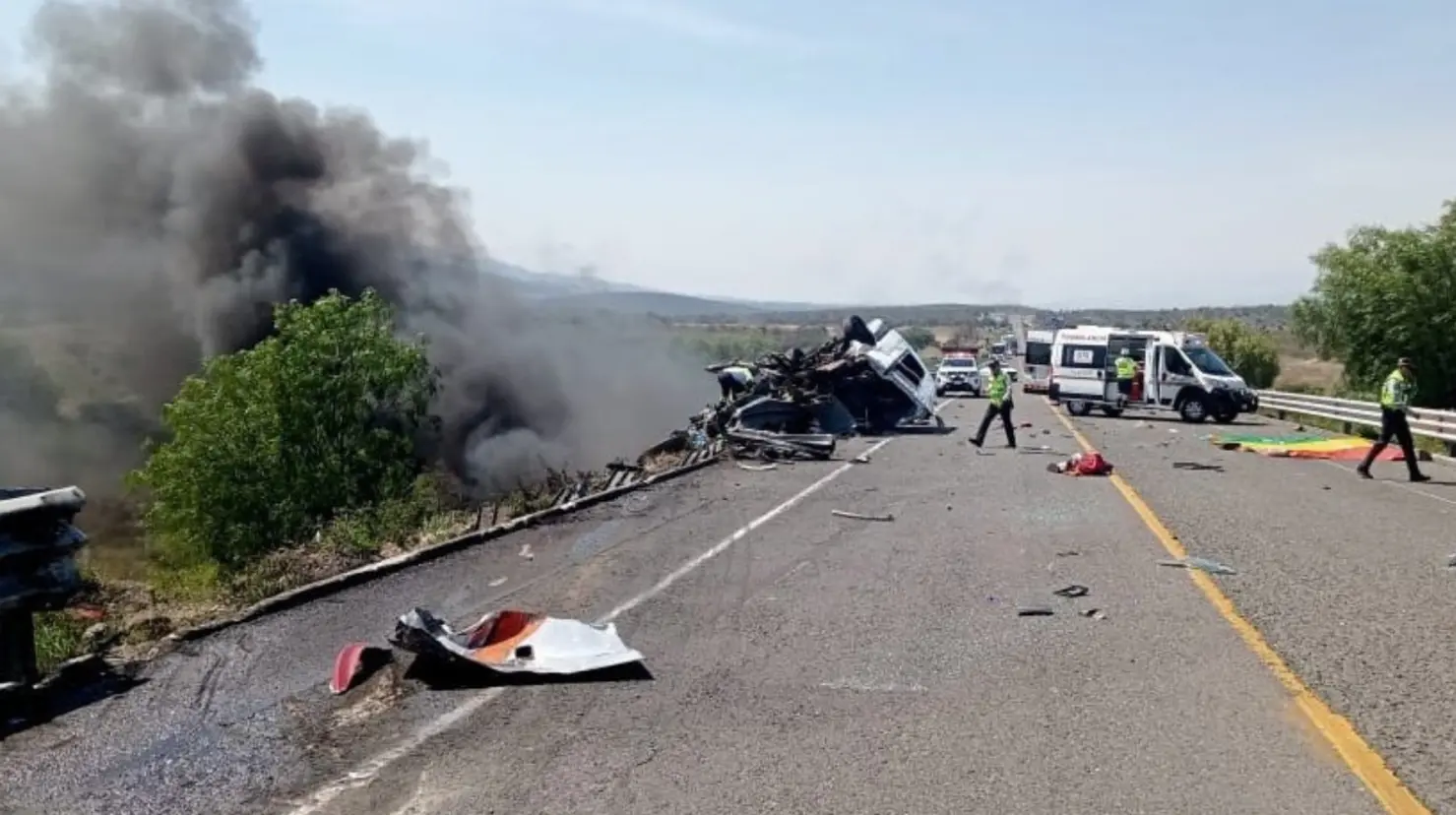 Brutal accidente en la Cuacnopalan-Oaxaca deja 21 muertos. Foto: Carlos Rocha