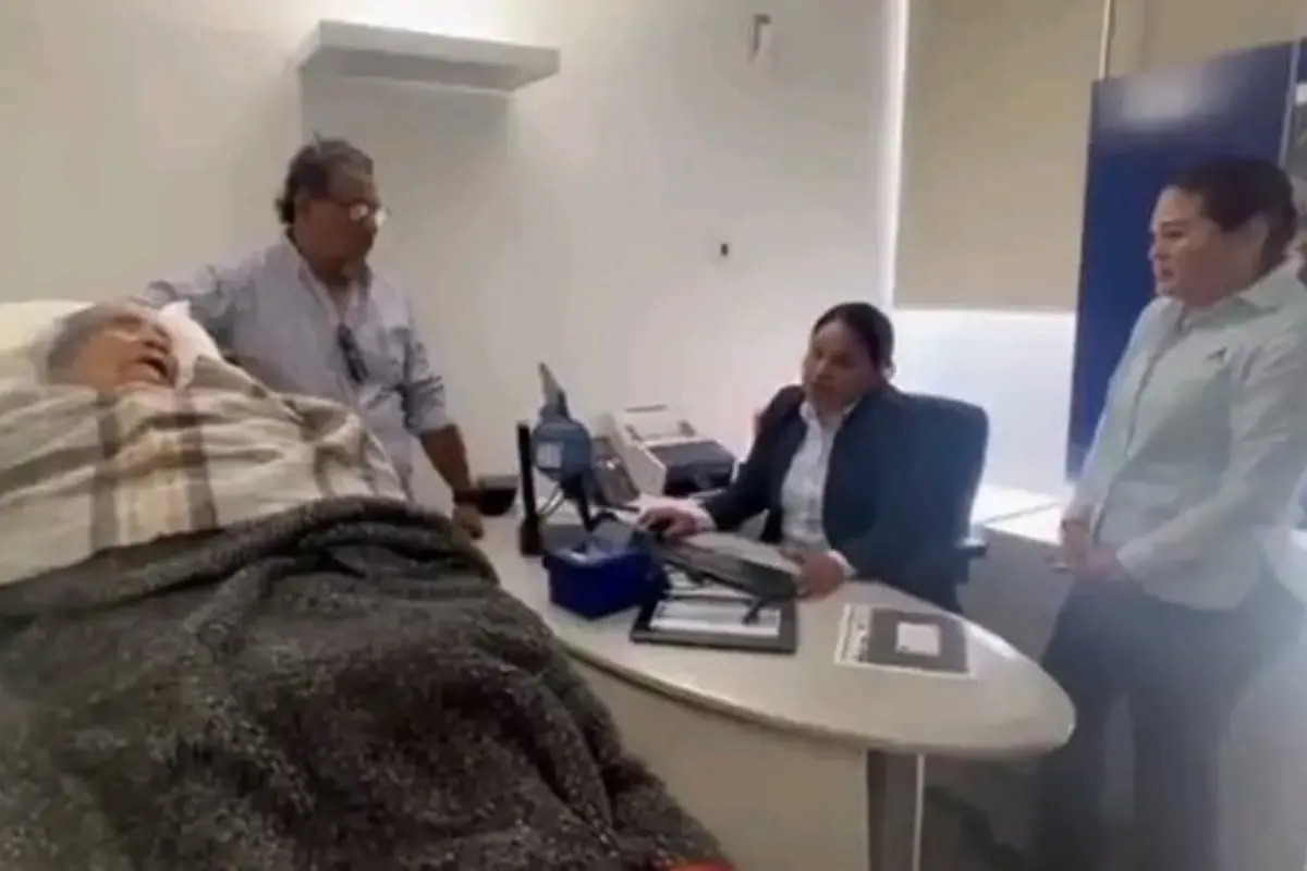 La señora tuvo que acudir en camilla para poder cobrar su pensión Foto: RRSS