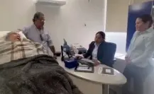 VIDEO | BBVA obliga a abuelita de 96 años a ir en camilla a cobrar su pensión