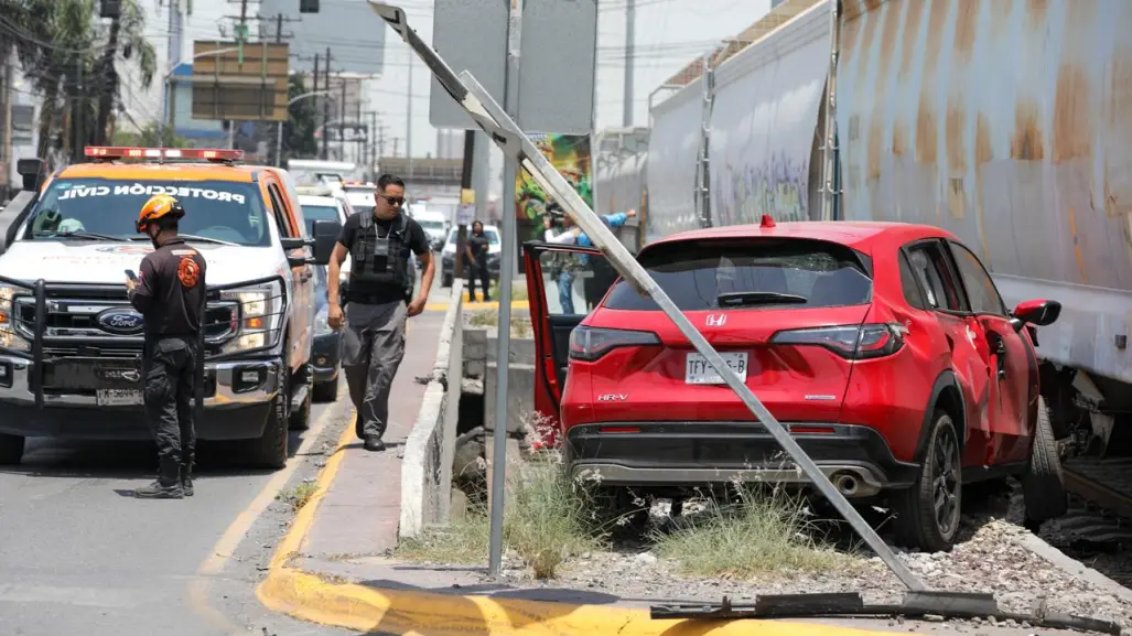 VIDEO | Tres mujeres se salvan de ser arrolladas por tren en Monterrey