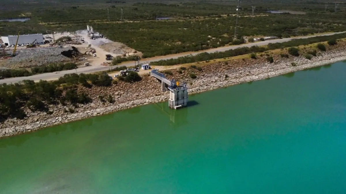 En medio de la primera ola de calor que afecta a Nuevo León, con temperaturas que superan los 40 grados en algunas zonas, el monitoreo del nivel de agua en las presas del estado se vuelve crucial. Foto: @ayd_monterrey