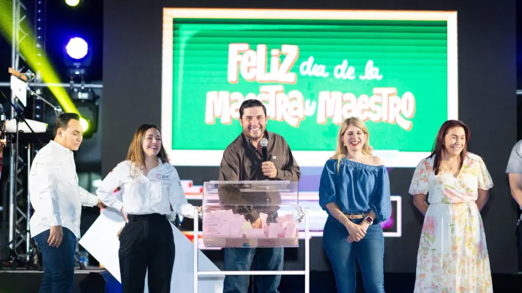 Raúl Cantú realiza gran festejo a los maestros de Salinas Victoria