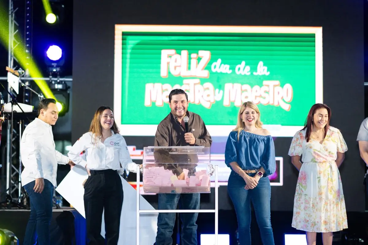 El presidente municipal, acompañado por su esposa Nelly A. Garza, presidenta honoraria del DIF Foto: Gobierno de Salinas Victoria