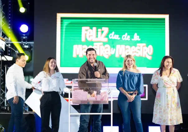 Raúl Cantú realiza gran festejo a los maestros de Salinas Victoria