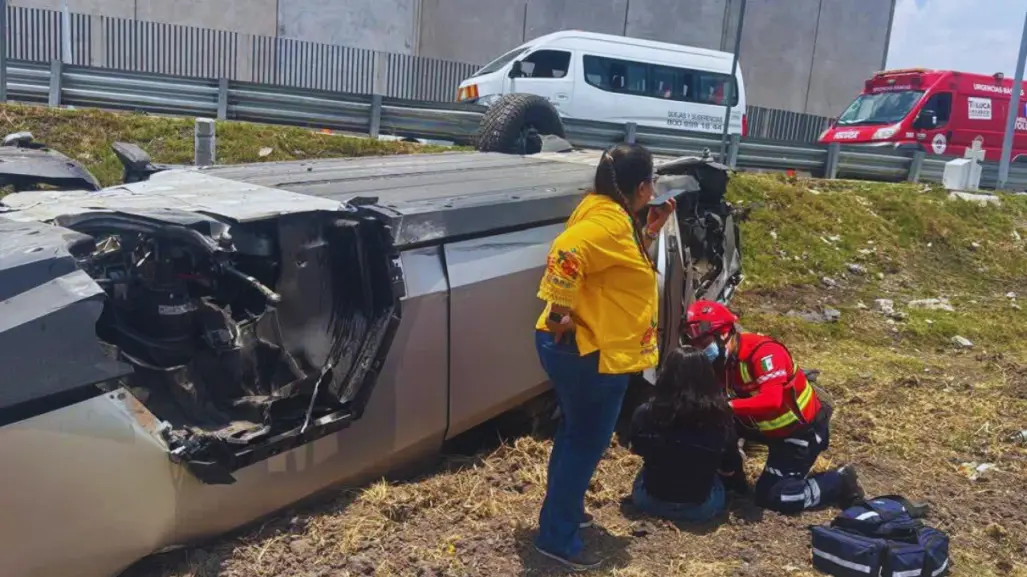 Se vuelca Cybertruck en la carretera Toluca-Naucalpan; una mujer lesionada