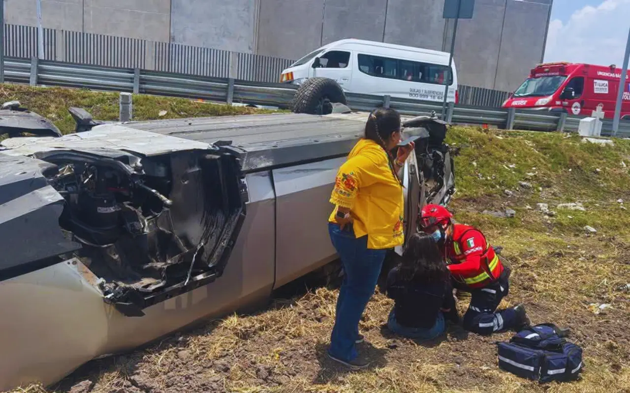 La conductora, una joven de 19 años, resultó con lesiones menores. El vehículo fue declarado pérdida total. Foto: Protección Civil Toluca (Canva)