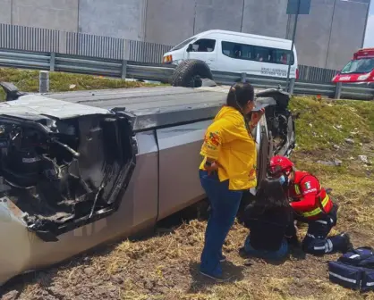 Se vuelca Cybertruck en la carretera Toluca-Naucalpan; una mujer lesionada