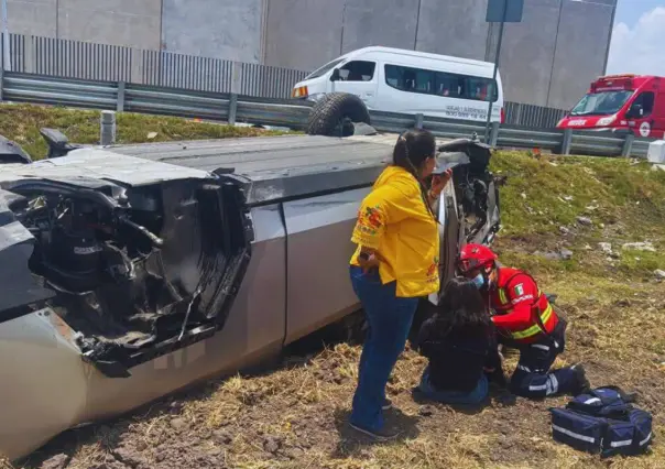 Se vuelca Cybertruck en la carretera Toluca-Naucalpan; una mujer lesionada
