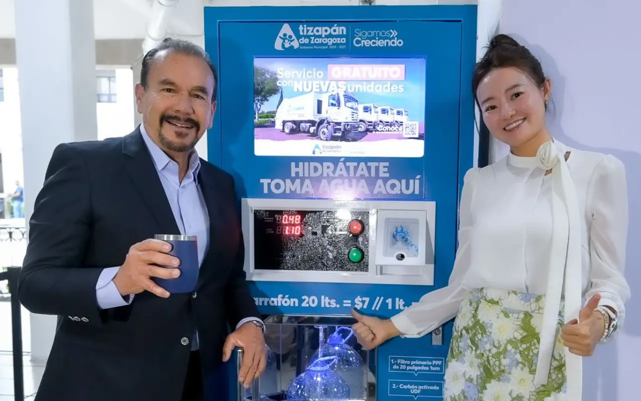 Pedro Rodríguez Villegas, alcalde de Atizapán, supervisa la instalación de máquinas expendedoras de agua purificada como parte del Programa de Hidratación Municipal. Foto: FB/ Gobierno de Atizapán de Zaragoza (Canva)