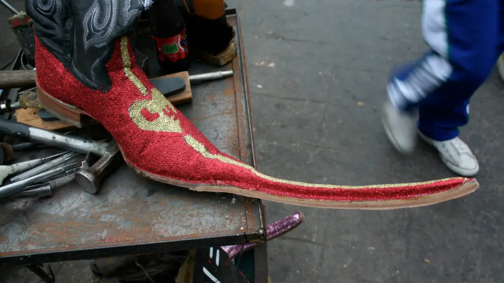 ¿Las botas tribaleras son vaqueras? Esto dicen los especialistas