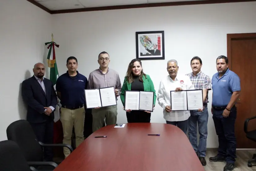 El Secretario General de la CTM, firmando compromiso para garantizar el bienestar de los trabajadores de DAIMAY / Foto: Gobierno de Coahuila