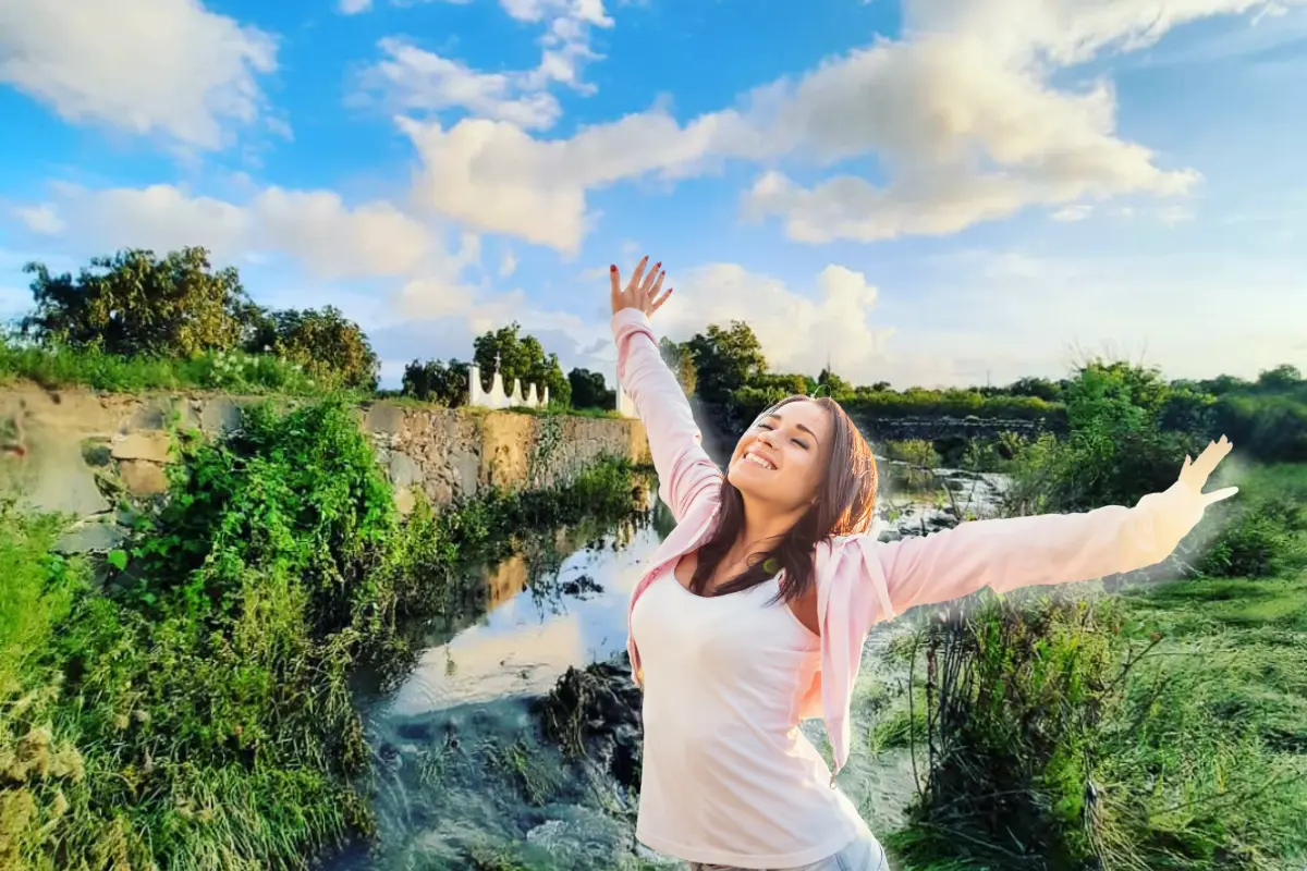 De fondo paraíso de Hidalgo, persona feliz. Foto: IG @snsebastenoxtitlan | Canva