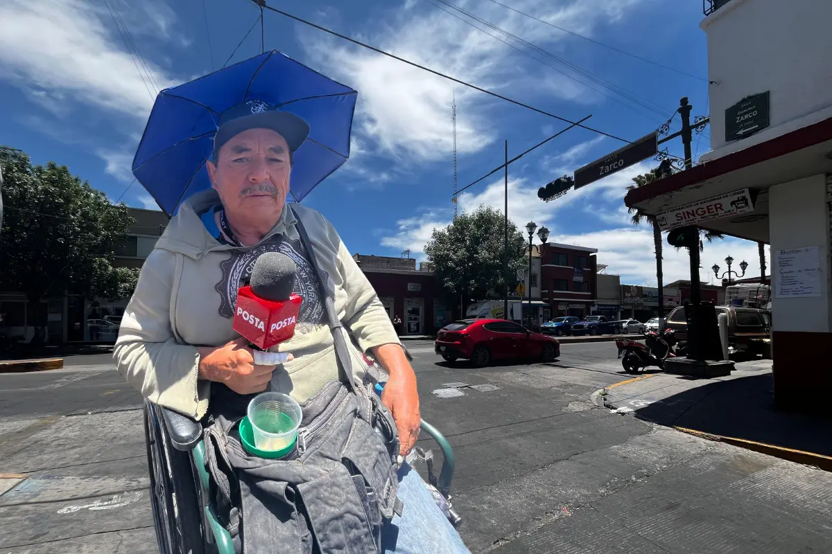Manuel García pide dinero en el Centro de Durango para comprar lo necesario para vivir. Foto: Alejandro Ávila.