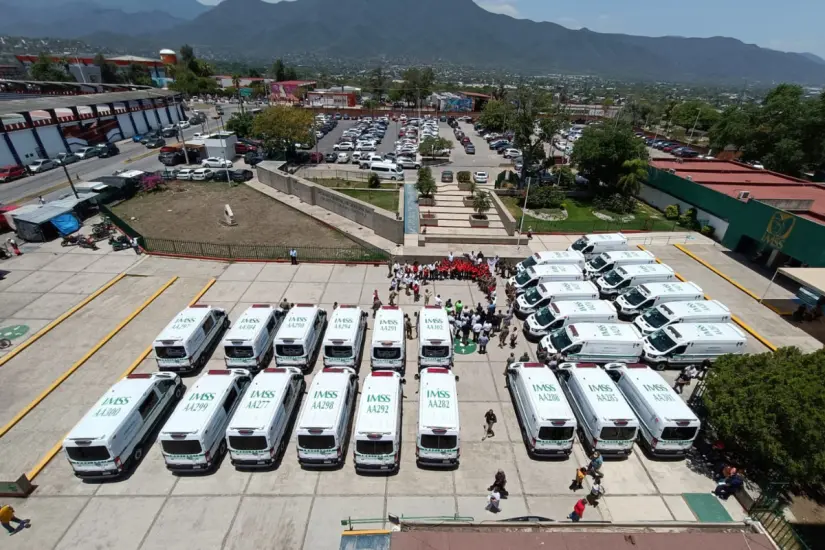 Fueron entregadas 26 ambulancias nuevas con alta tecnología | Foto: IMSS
