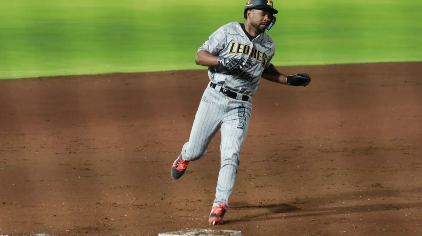 Los Leones de Yucatán no pudieron ante los Pericos de Puebla en el primer juego de la serie que se juega en el estadio Hermanos Serdán.- Fuente Leones de Yucatán