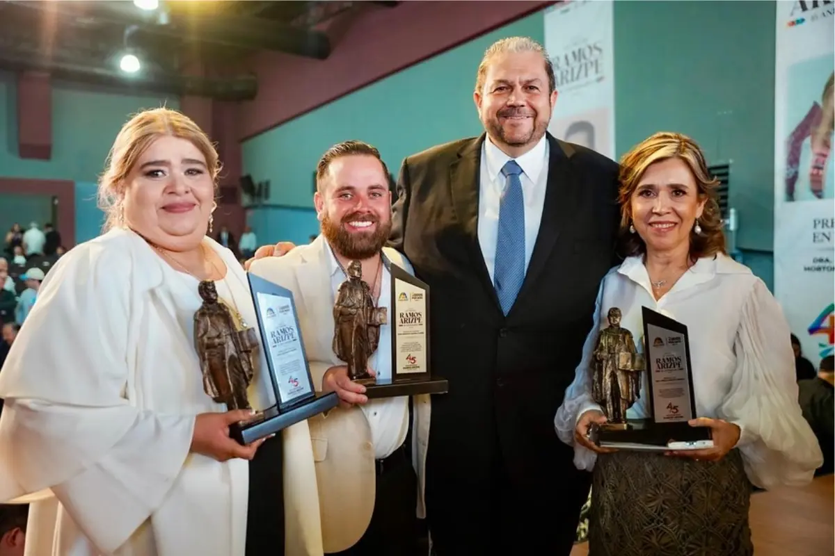 La entrega de la Presea Miguel Ramos Arizpe es un reconocimiento al mérito, la dedicación y la contribución al bienestar colectivo./ Foto: FB Tomás Gutiérrez