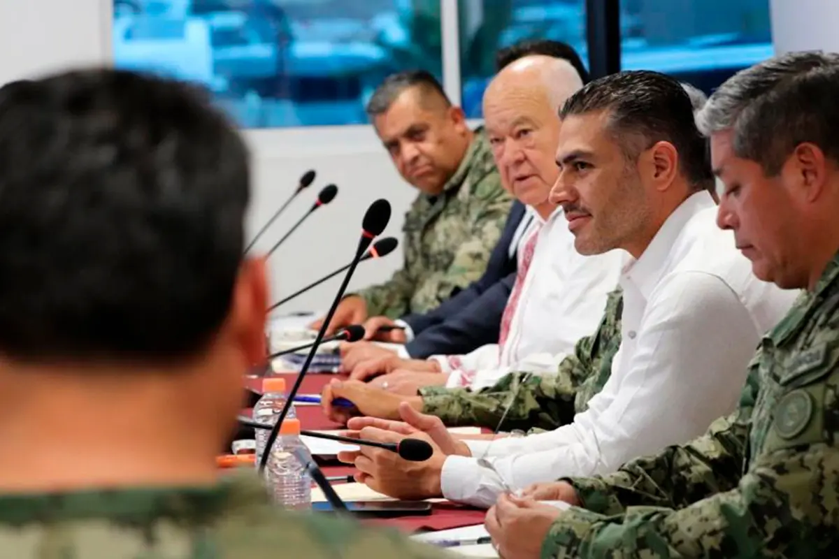 El Secretario de Seguridad, Omar García Harfuch, con el Gobernador de Baja California Sur, Víctor Castro Cosío. Foto: Gobierno del Estado.