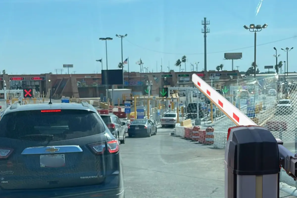 En el puente Donna, solo esta habilitado un carril standard | Foto: Perla Herrera