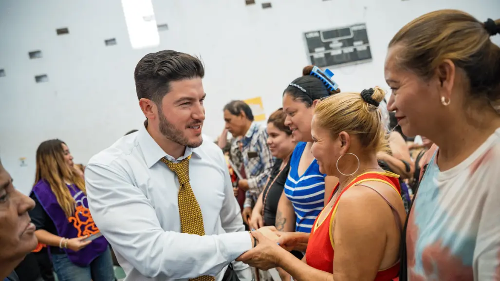 Samuel García entrega tarjetas a beneficiarios de programas sociales en San Bernabé