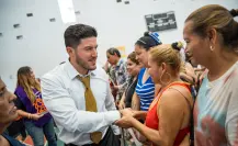 Samuel García entrega tarjetas a beneficiarios de programas sociales en San Bernabé