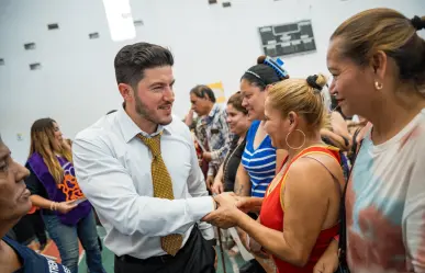 Samuel García entrega tarjetas a beneficiarios de programas sociales en San Bernabé