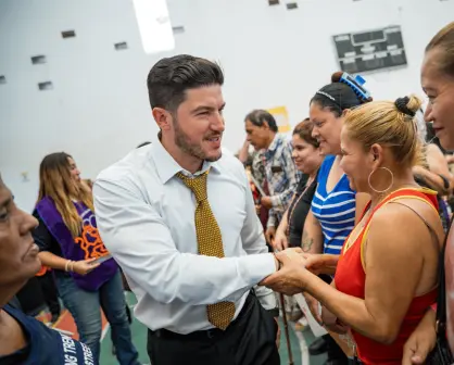 Samuel García entrega tarjetas a beneficiarios de programas sociales en San Bernabé