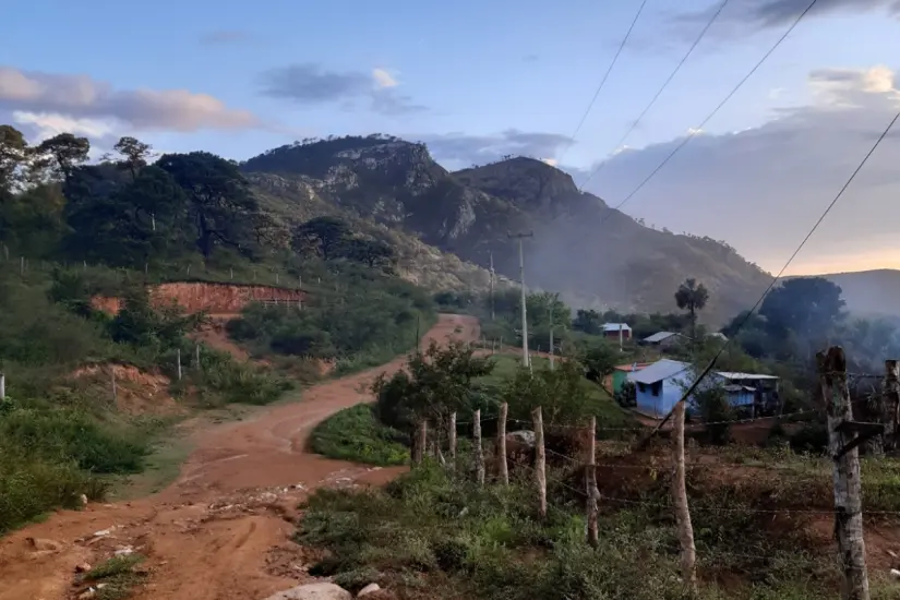 El camino es corto para llegar hasta la cascada, no se requiere de un vehículo 4x4 | Foto: FB 